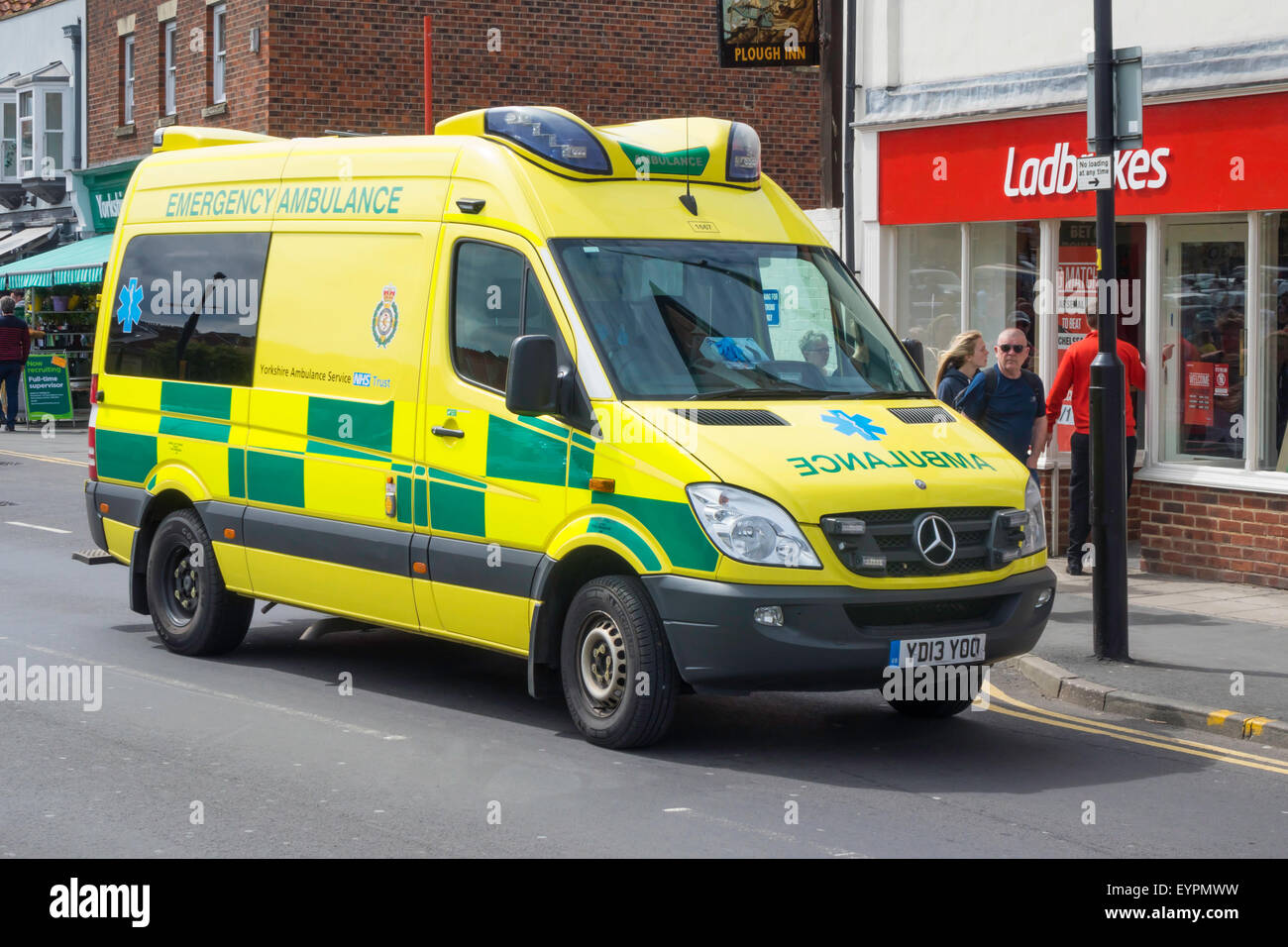 NHS di emergenza ambulanza sulla chiamata a Whitby Regno Unito Foto Stock