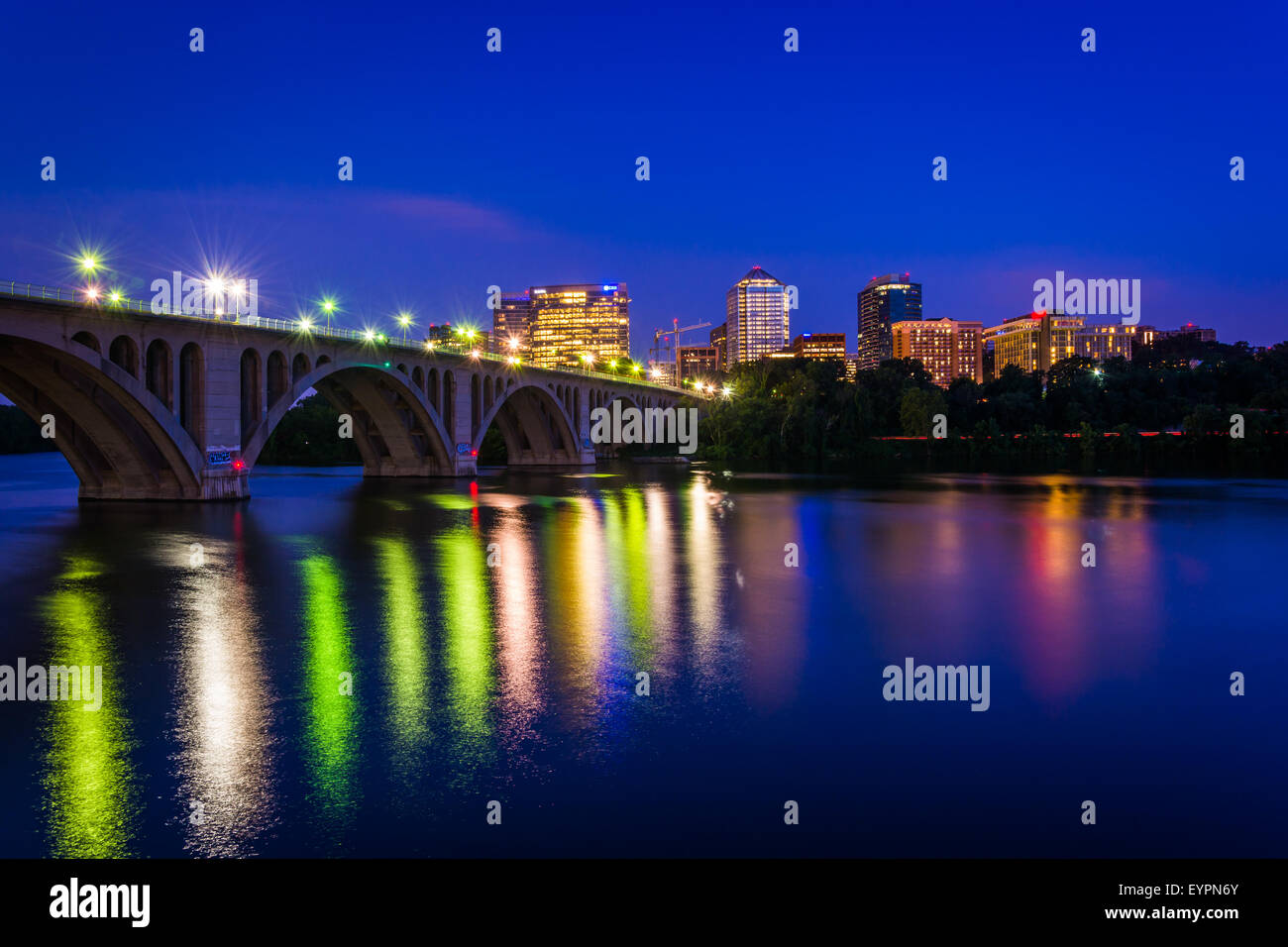 La chiave ponte sopra il fiume Potomac e Rosslyn skyline notturno, visto da Georgetown, Washington DC. Foto Stock