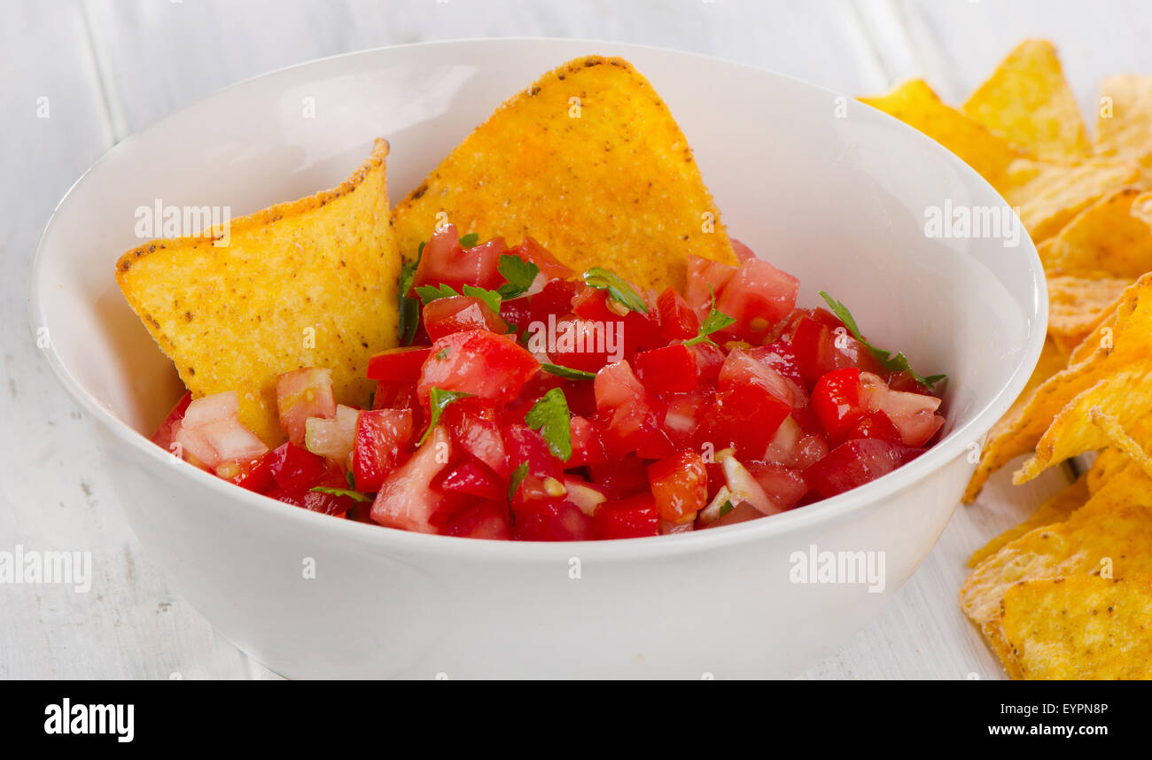 Ciotola di salsa fresca dip con chip. Messa a fuoco selettiva Foto Stock