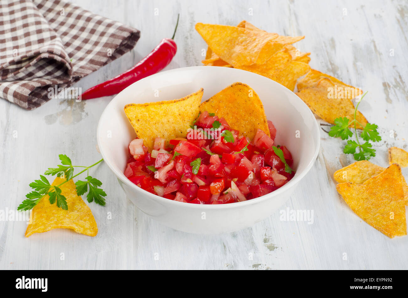 Ciotola di salsa fatta in casa dip con chip. Messa a fuoco selettiva Foto Stock