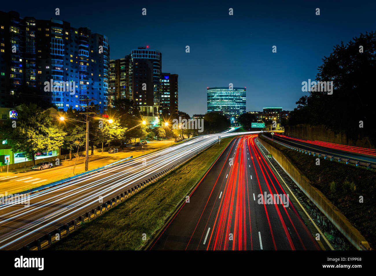 Una lunga esposizione di traffico su di noi 50 di notte, in Arlington, Virginia. Foto Stock