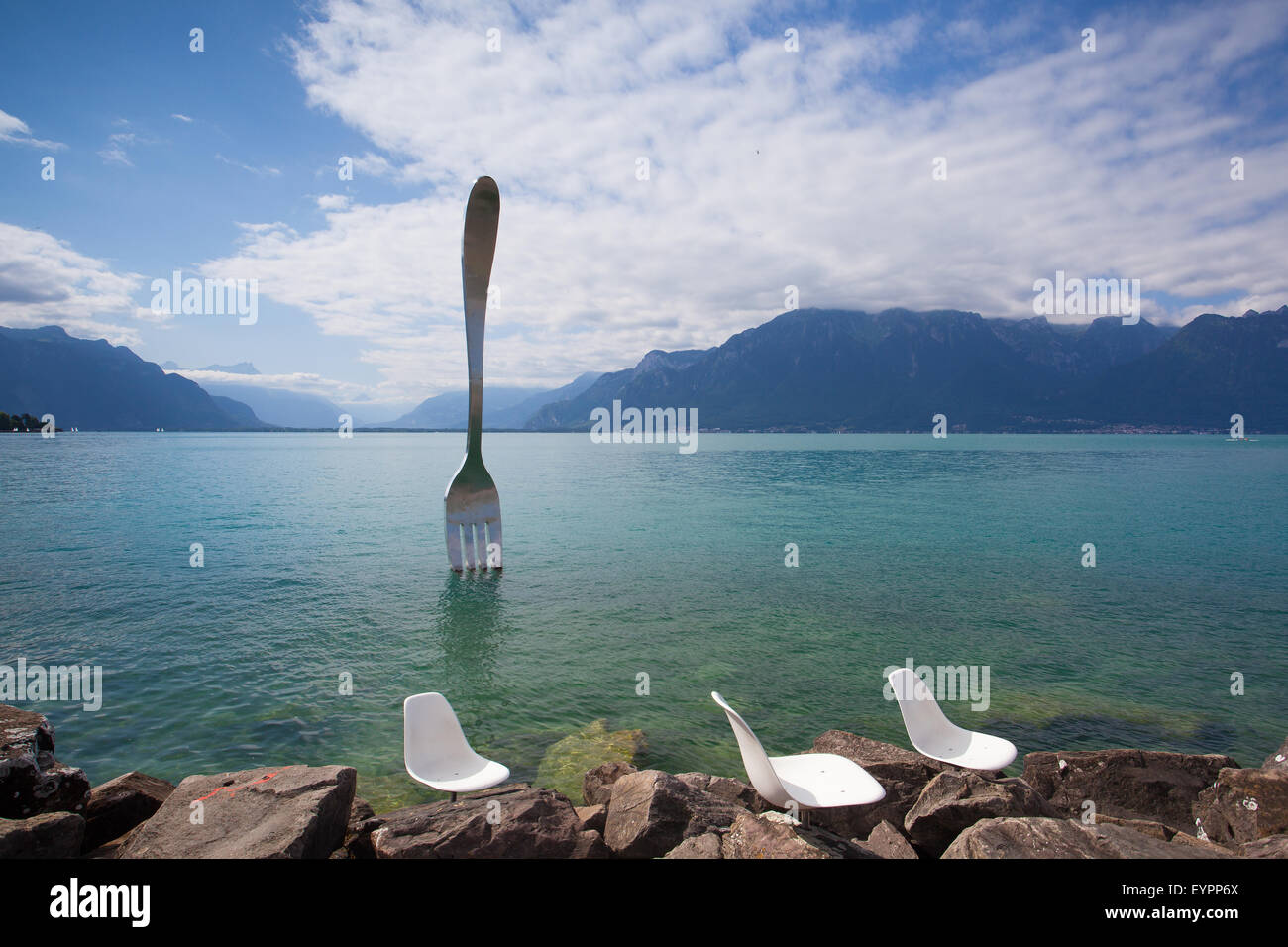 Vevey, Svizzera - Luglio: 8,2015 gigante forcella in acciaio in acqua del lago di Ginevra, Vevey, Svizzera.La forcella è andato fino in 1995 Foto Stock