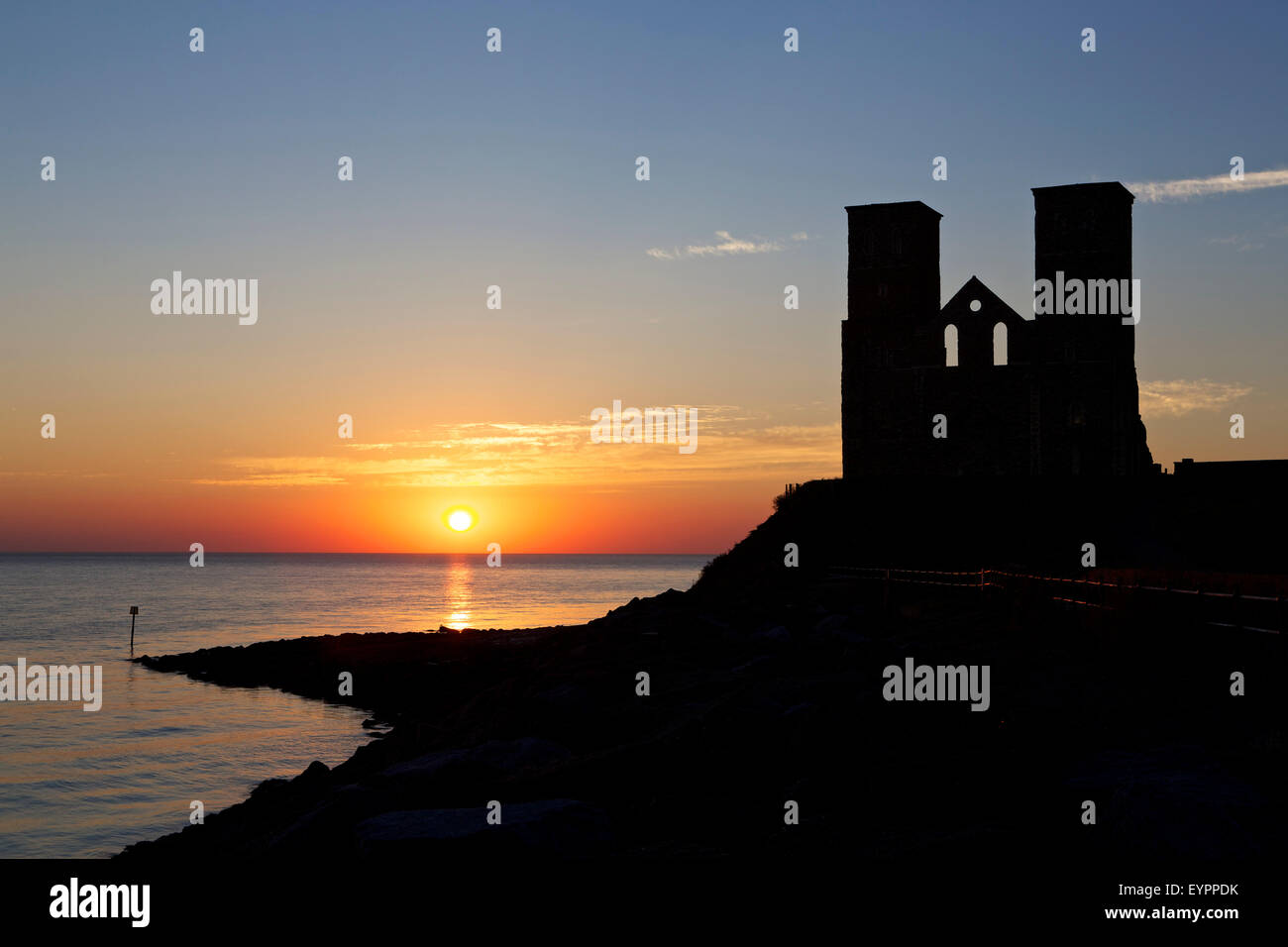 Reculver, Kent, Regno Unito. 3 agosto 2015: Regno Unito Meteo. Sunrise a Reculver torri, i resti di una vecchia chiesa abbandonata oltre duecento anni fa come erosione della rupe reso instabile. Trinity house salvate le torri come era un utile segno di navigazione e poteva essere visto per miglia dalle navi. Le temperature nei primi 20's rimarrà per la settimana avanti Credito: Alan Payton/Alamy Live News Foto Stock