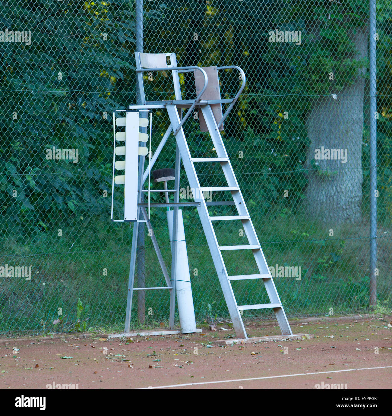 Vecchio umpire del tennis su sedia in rosso di un campo da tennis Foto Stock