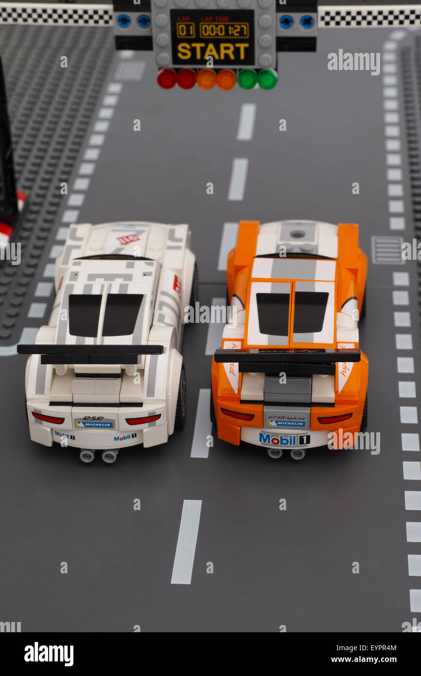 Due Lego Porsche 911 GT auto da corsa di velocità LEGO Champions stand sull'inizio-fine linea. Foto Stock