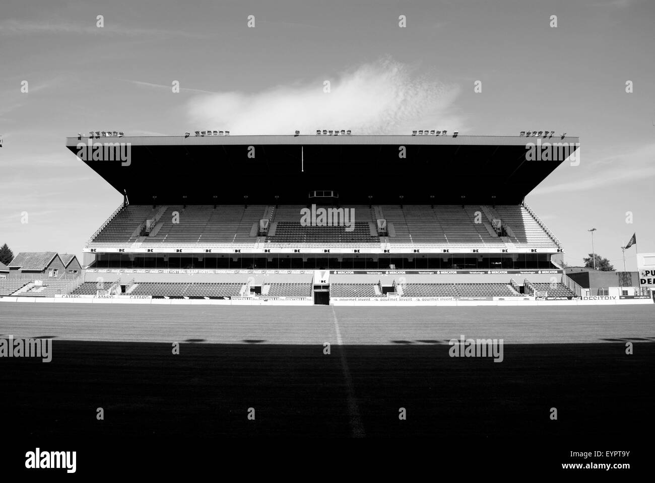 Bianco e Nero shot del vecchio Jules Ottenstadium a Gand, Belgio. Questo footballstadium doens't esiste più. Foto Stock