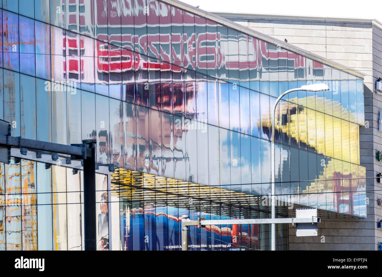 Tallinn, Estonia. 1 agosto, 2015. Pixel e la missione impossibile - Rogue film Nazione cartelloni sulla Coca-Cola Plaza cinema a Tallinn. Pac-Man e Tom Cruise, Jeremy Renner, Simon Pegg, Rebecca Ferguson, Ving Rhames e Alec Baldwin sono visti nei cartelloni pubblicitari. Credito: Sergey Hmelevskih/Alamy Live News Foto Stock