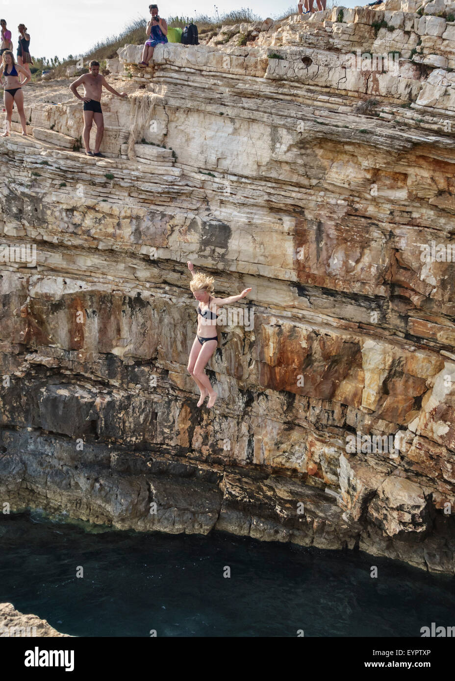 Il promontorio di Kamenjak, Pola, Croazia. Una riserva naturale e un posto popolare per cliff-jumping con molte spiagge appartate e alte scogliere Foto Stock