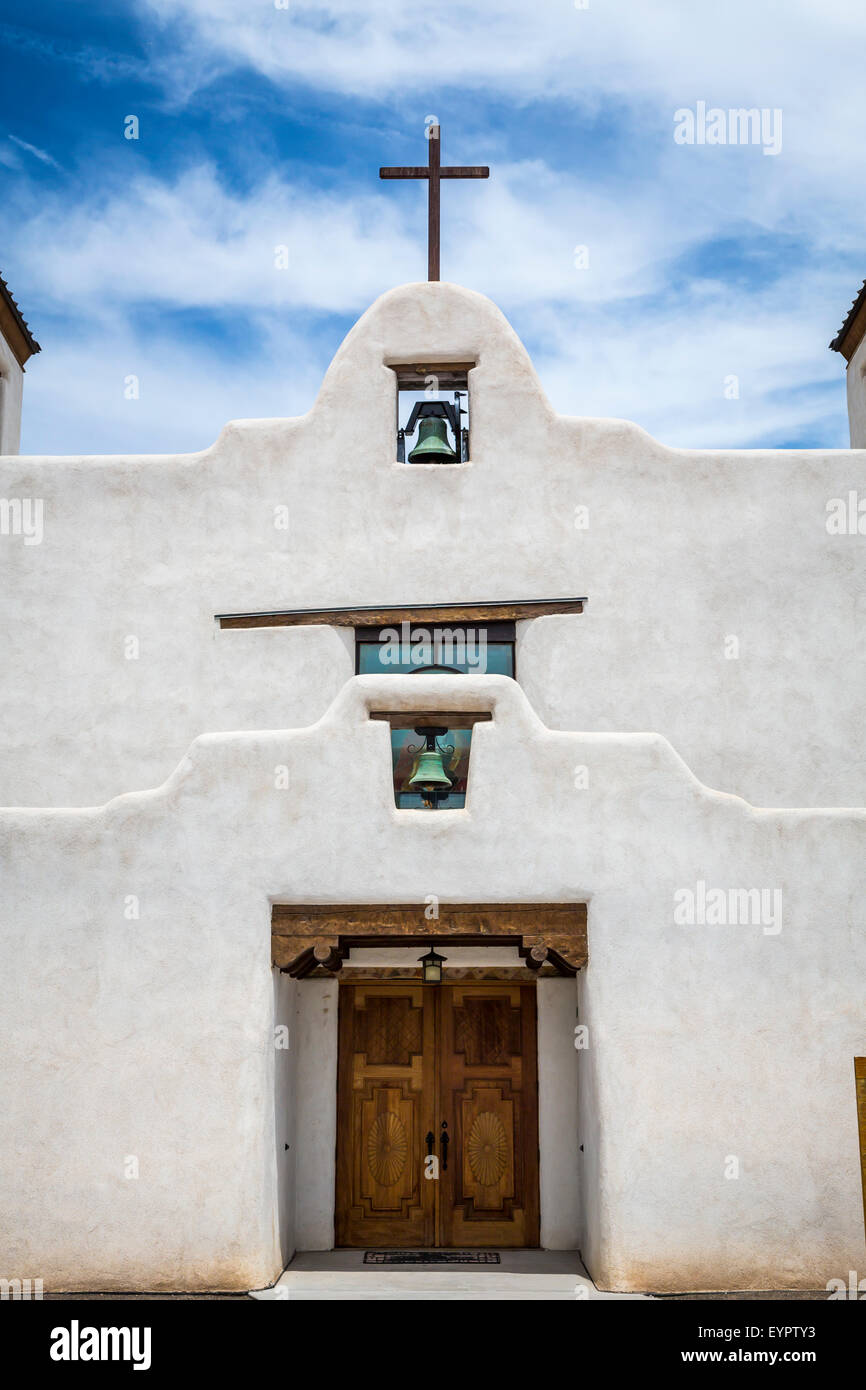 La Chiesa di Sant'Agostino torre campanaria nel Pueblo di Isleta, Nuovo Messico, Stati Uniti d'America. Foto Stock