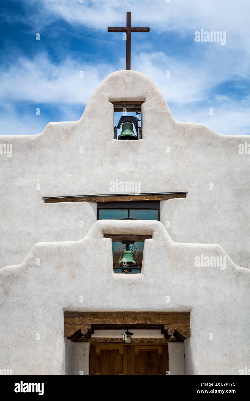 La Chiesa di Sant'Agostino torre campanaria nel Pueblo di Isleta, Nuovo Messico, Stati Uniti d'America. Foto Stock