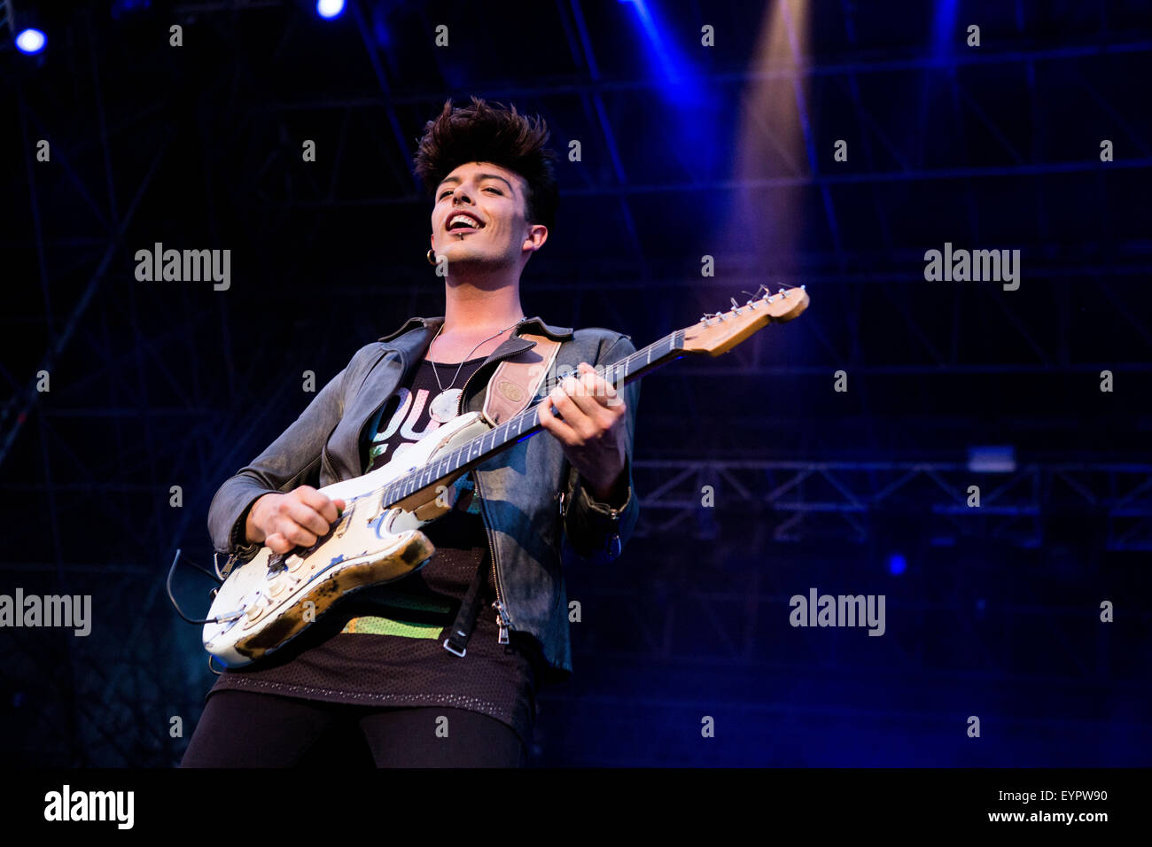 Milano, Italia. Il 15 luglio 2015. Il Kolors eseguire live a Milano © Roberto Finizio/Alamy Live News Foto Stock