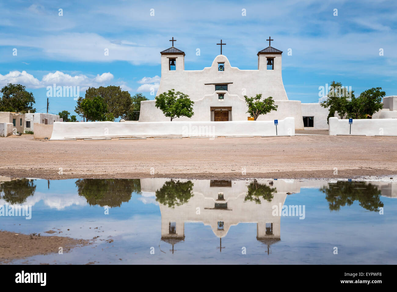 La Chiesa di Sant'Agostino si riflette in una piscina di acqua in il pueblo di Isleta, Nuovo Messico, Stati Uniti d'America. Foto Stock
