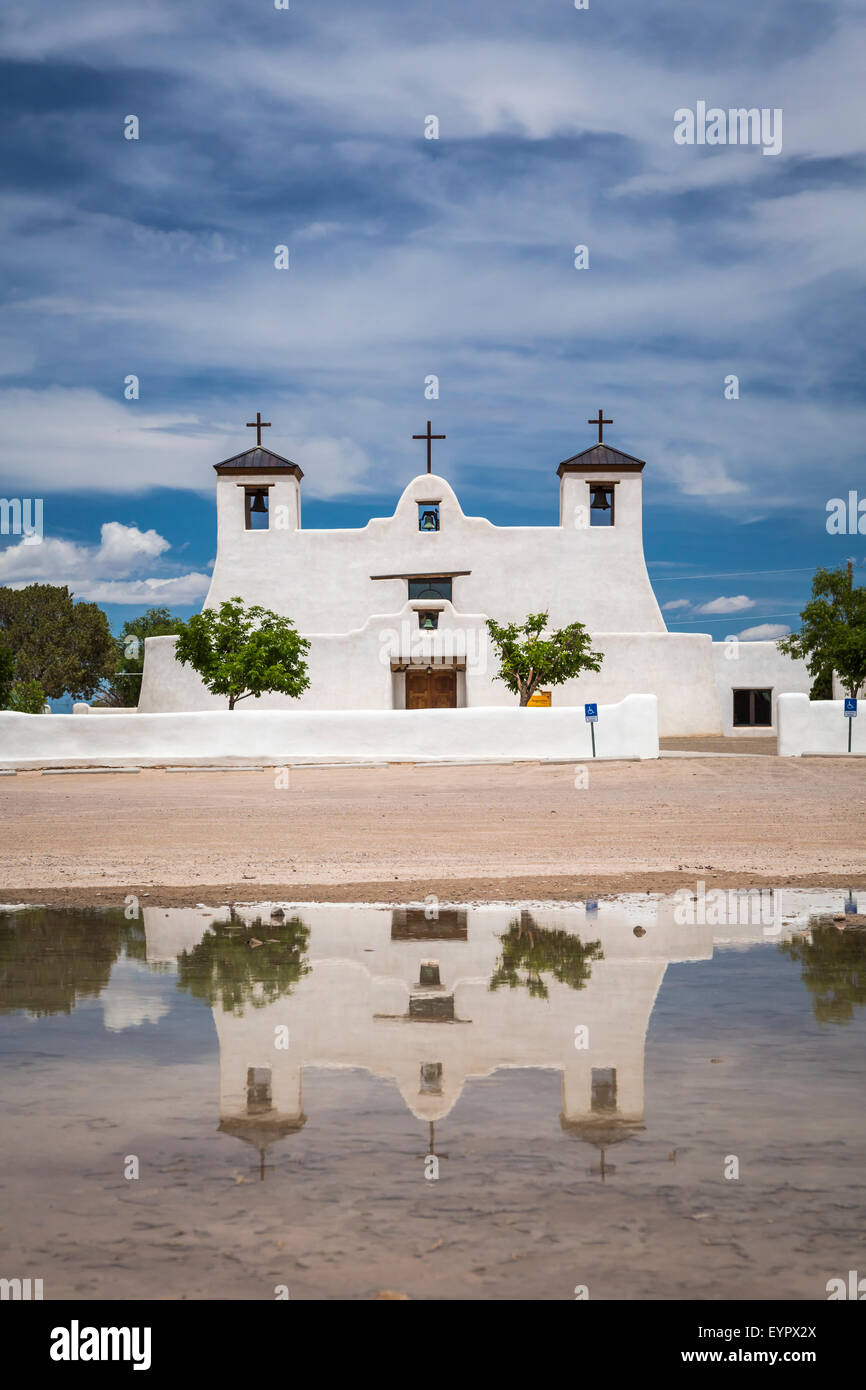 La Chiesa di Sant'Agostino si riflette in una piscina di acqua in il pueblo di Isleta, Nuovo Messico, Stati Uniti d'America. Foto Stock