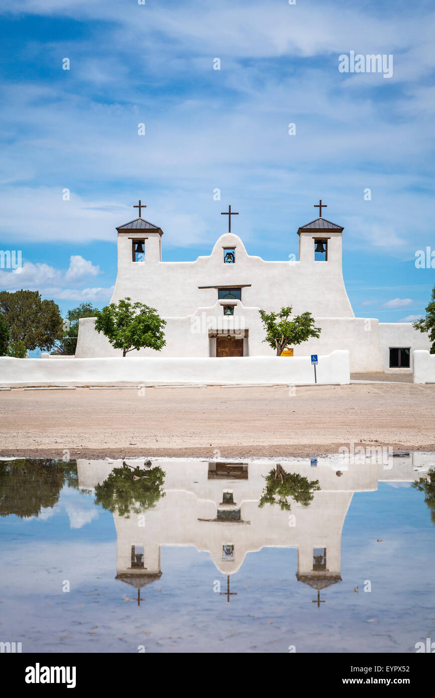 La Chiesa di Sant'Agostino si riflette in una piscina di acqua in il pueblo di Isleta, Nuovo Messico, Stati Uniti d'America. Foto Stock