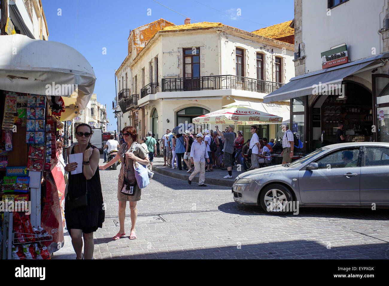 Occupato del mozzo nella città vecchia di Rethymno, turistiche e dalla gente locale trambusto nel caldo sole. Foto Stock