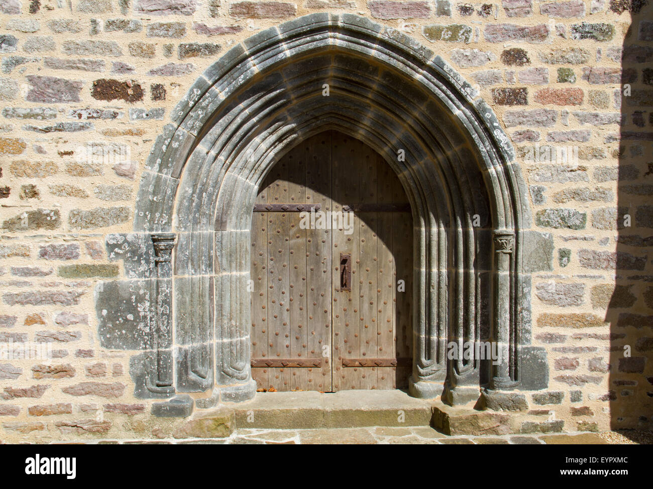 Vecchia porta di legno di una chiesa medioevale in Bretagna, Francia Foto Stock