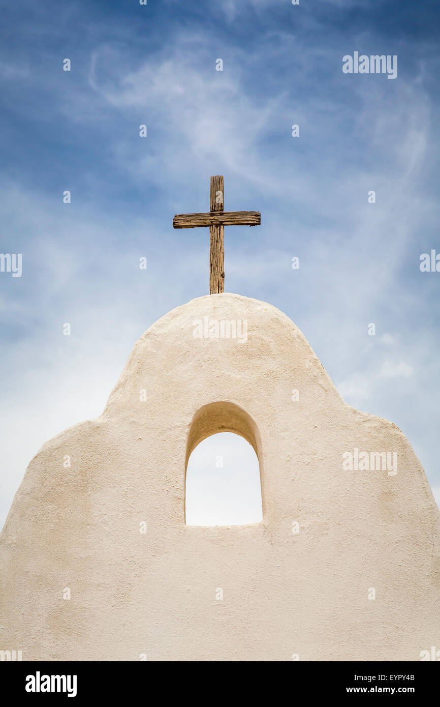 Un adobe cross presso la chiesa di Sant'Agostino in il pueblo di Isleta, Nuovo Messico, Stati Uniti d'America. Foto Stock