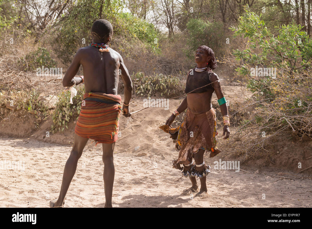 Hamer uomo monta una donna ad una Hamer Bull Jumping cerimonia, Turmi, a sud della valle dell'Omo, Etiopia Foto Stock