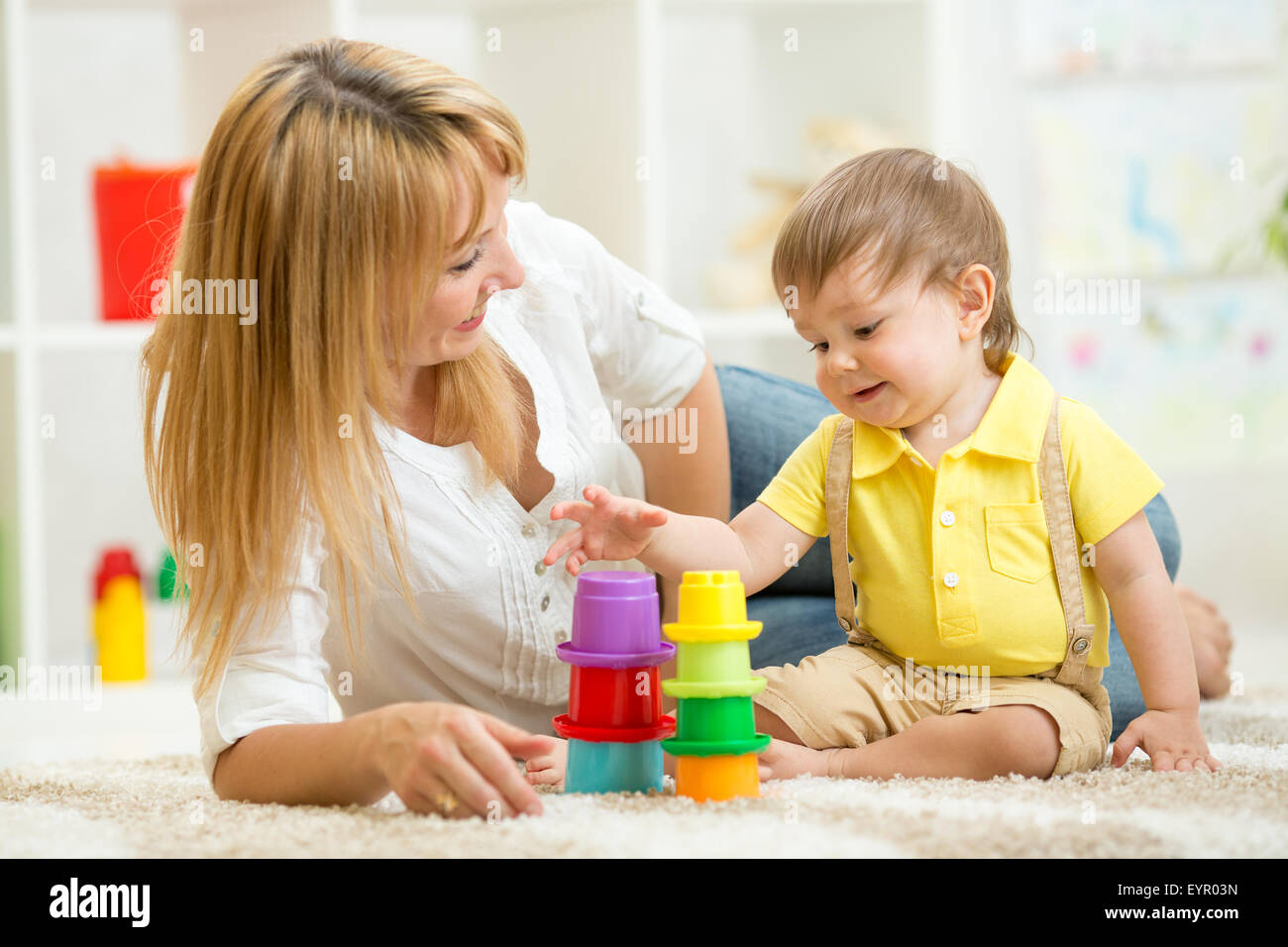 Mamma e bambino che gioca il blocco giocattoli a casa Foto Stock