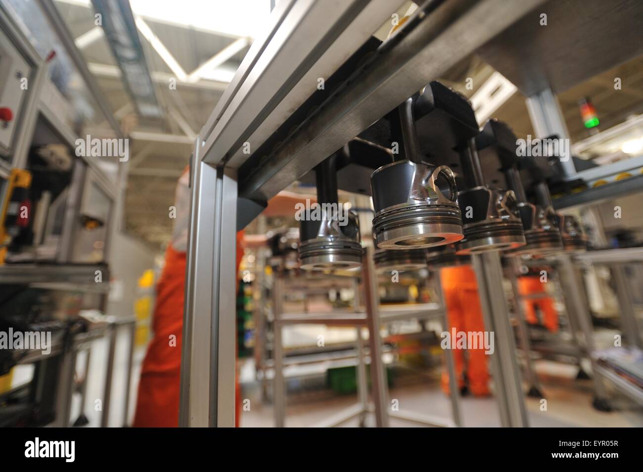 All'interno di una moderna fabbrica di automobili e veicoli e parti si muovono attraverso il processo di produzione, pistoni in attesa di essere montato su di un motore Foto Stock