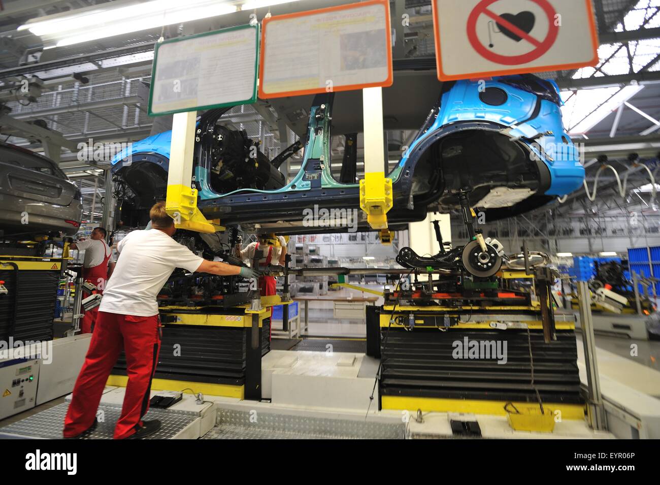 All'interno di una moderna fabbrica di automobili e veicoli e parti si muovono attraverso il processo di produzione, di trasmissione si solleva per soddisfare corpo sospeso Foto Stock