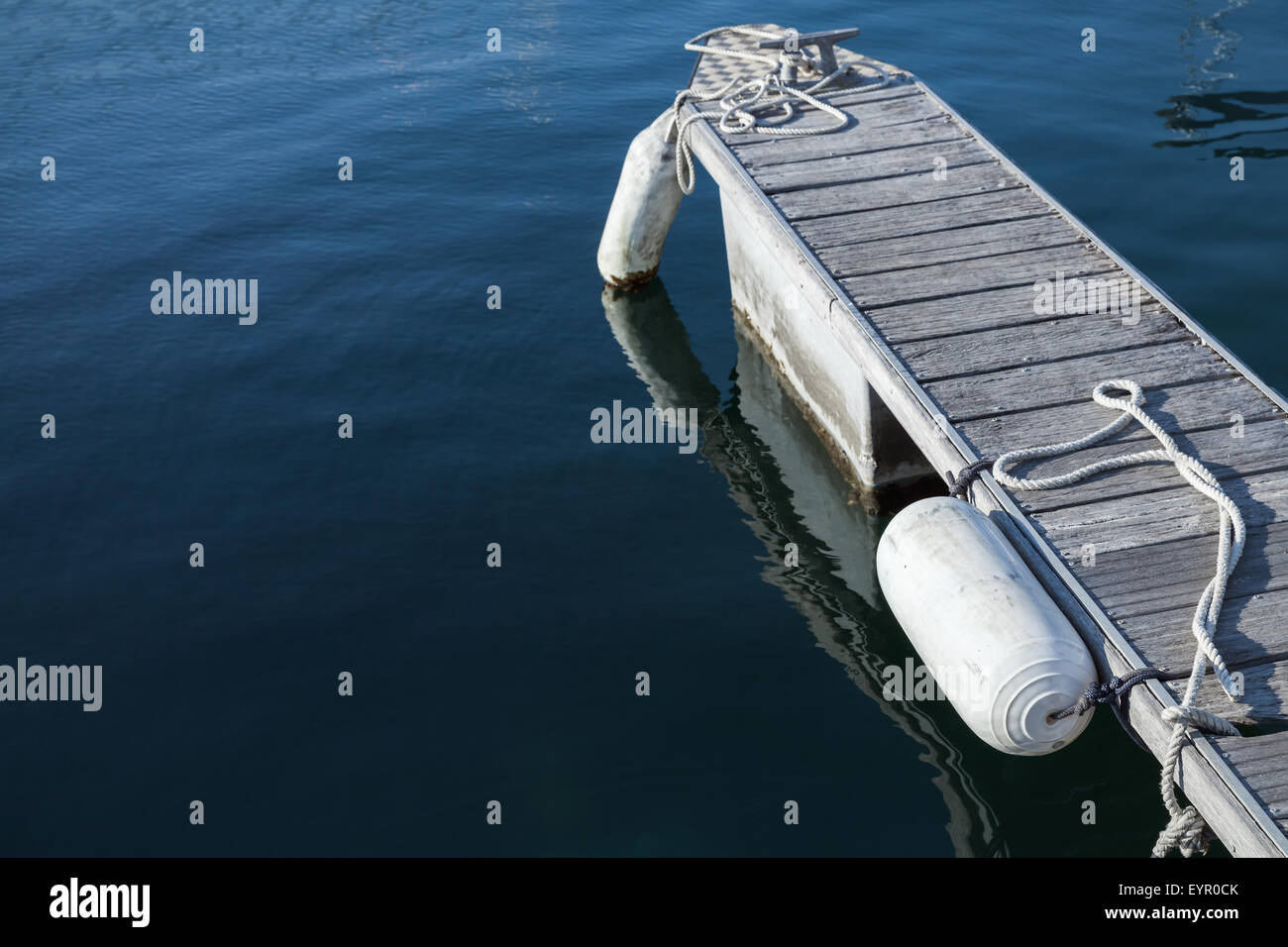 Piccolo molo galleggiante per yacht di attracco con parafanghi bianco Foto Stock