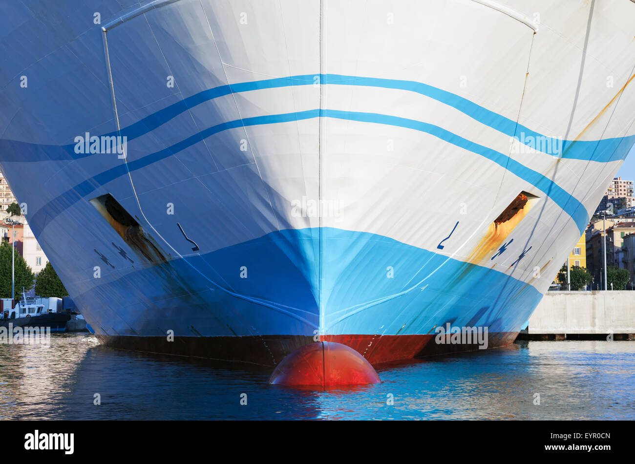 Grande bianco per i passeggeri dei traghetti nel porto di frammento di prua con linee blu e rosso linea di galleggiamento Foto Stock