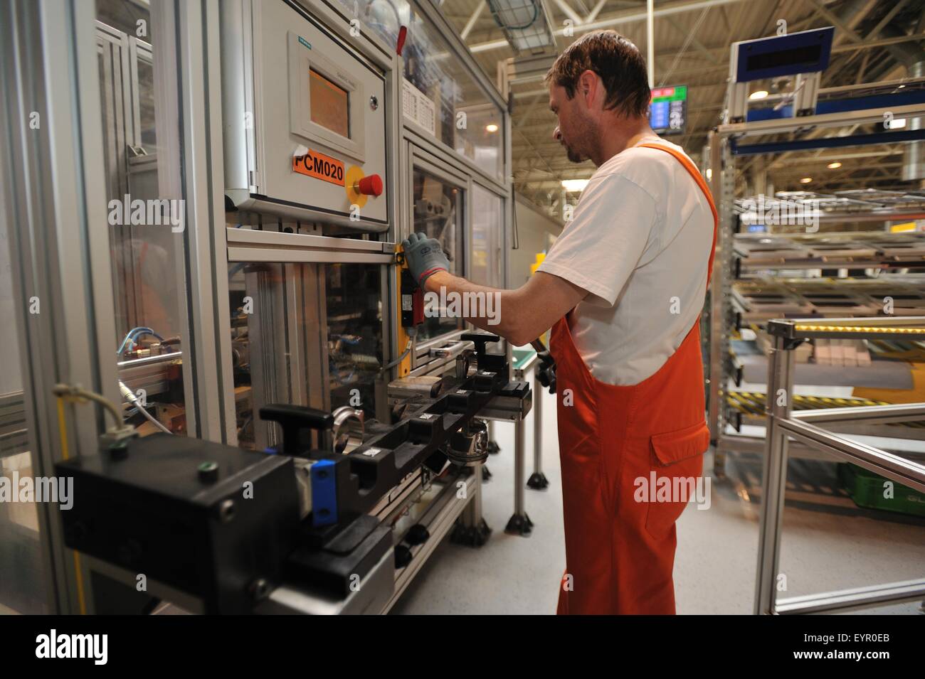 All'interno di una moderna fabbrica di automobili e veicoli e parti si muovono attraverso il processo di produzione Foto Stock