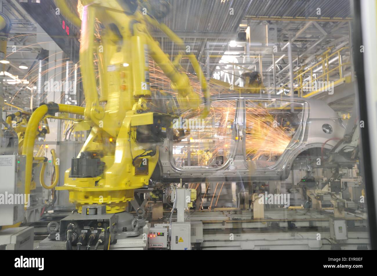 All'interno di una moderna fabbrica di automobili e veicoli e parti si muovono attraverso il processo di produzione di robot di saldatura guscio auto Foto Stock