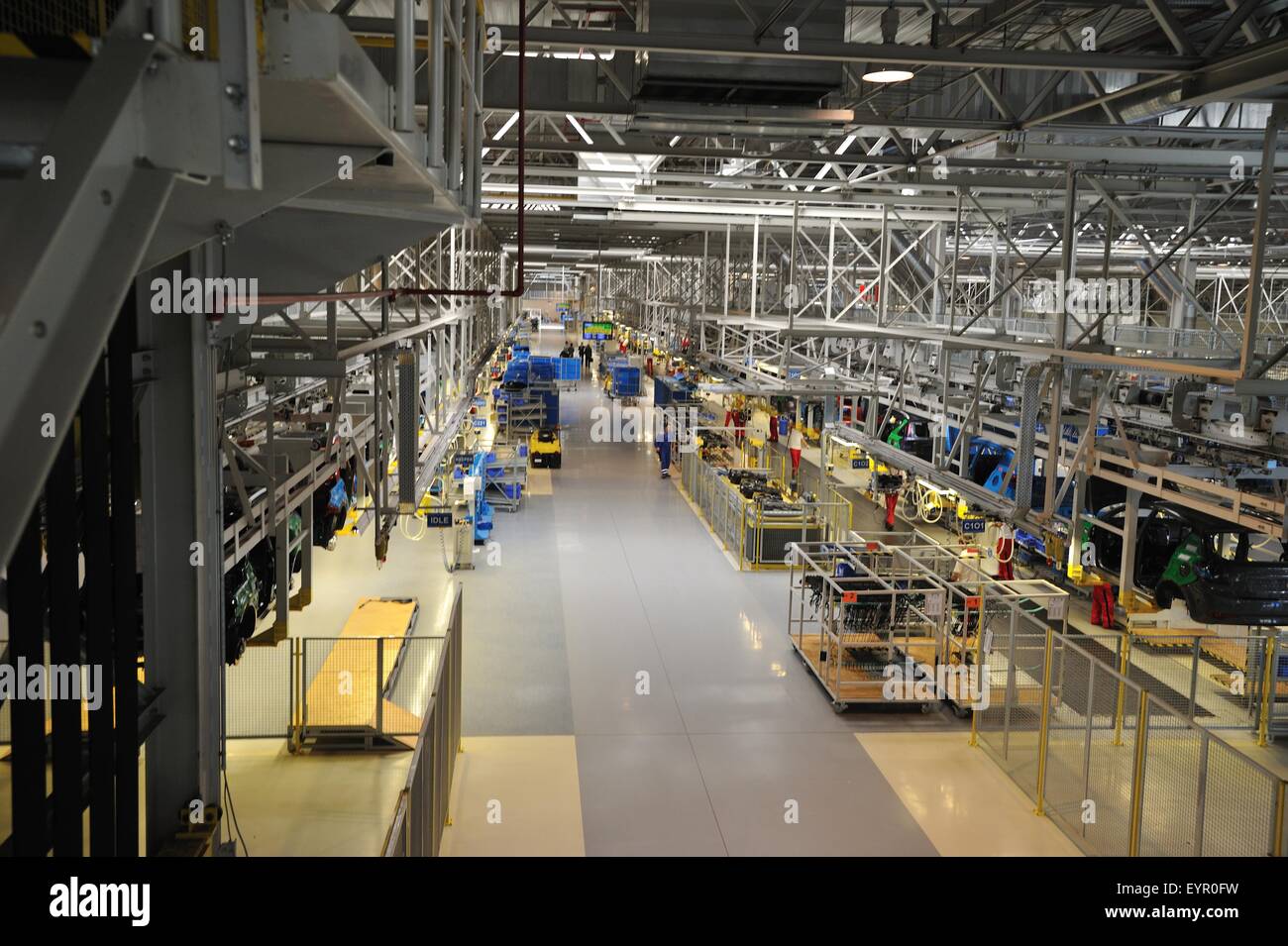 All'interno di una moderna fabbrica di automobili e veicoli e parti si muovono attraverso il processo di produzione di fabbrica Foto Stock