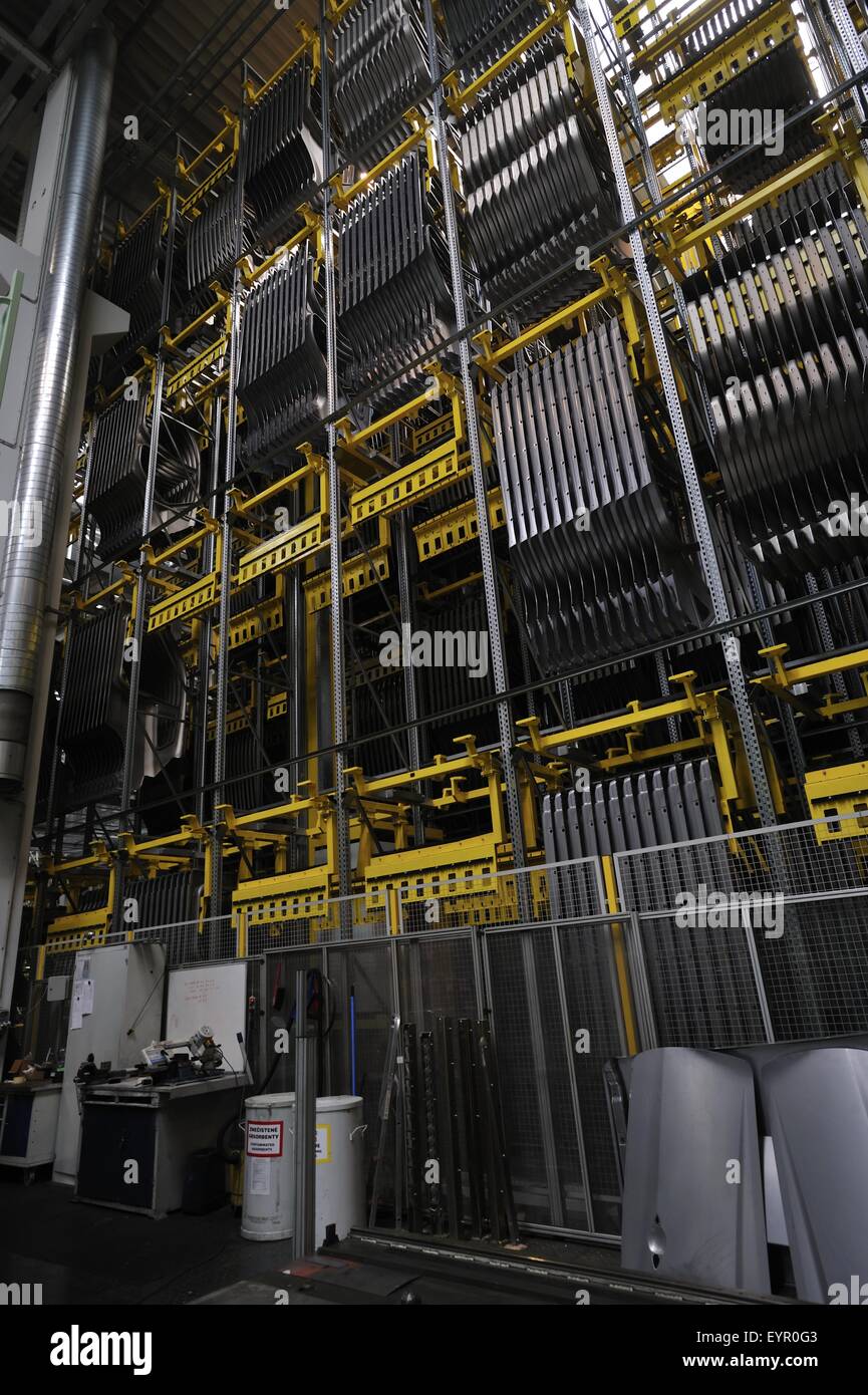 All'interno di una moderna fabbrica di automobili e veicoli e parti si muovono attraverso il processo di produzione, rack di parti del corpo Foto Stock