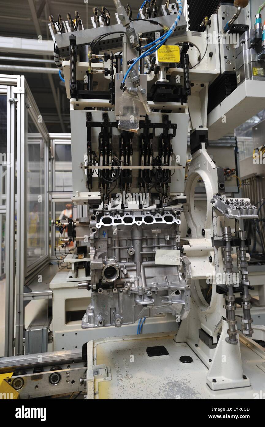 All'interno di una moderna fabbrica di automobili e veicoli e parti si muovono attraverso il processo di produzione, motori essendo costruito Foto Stock