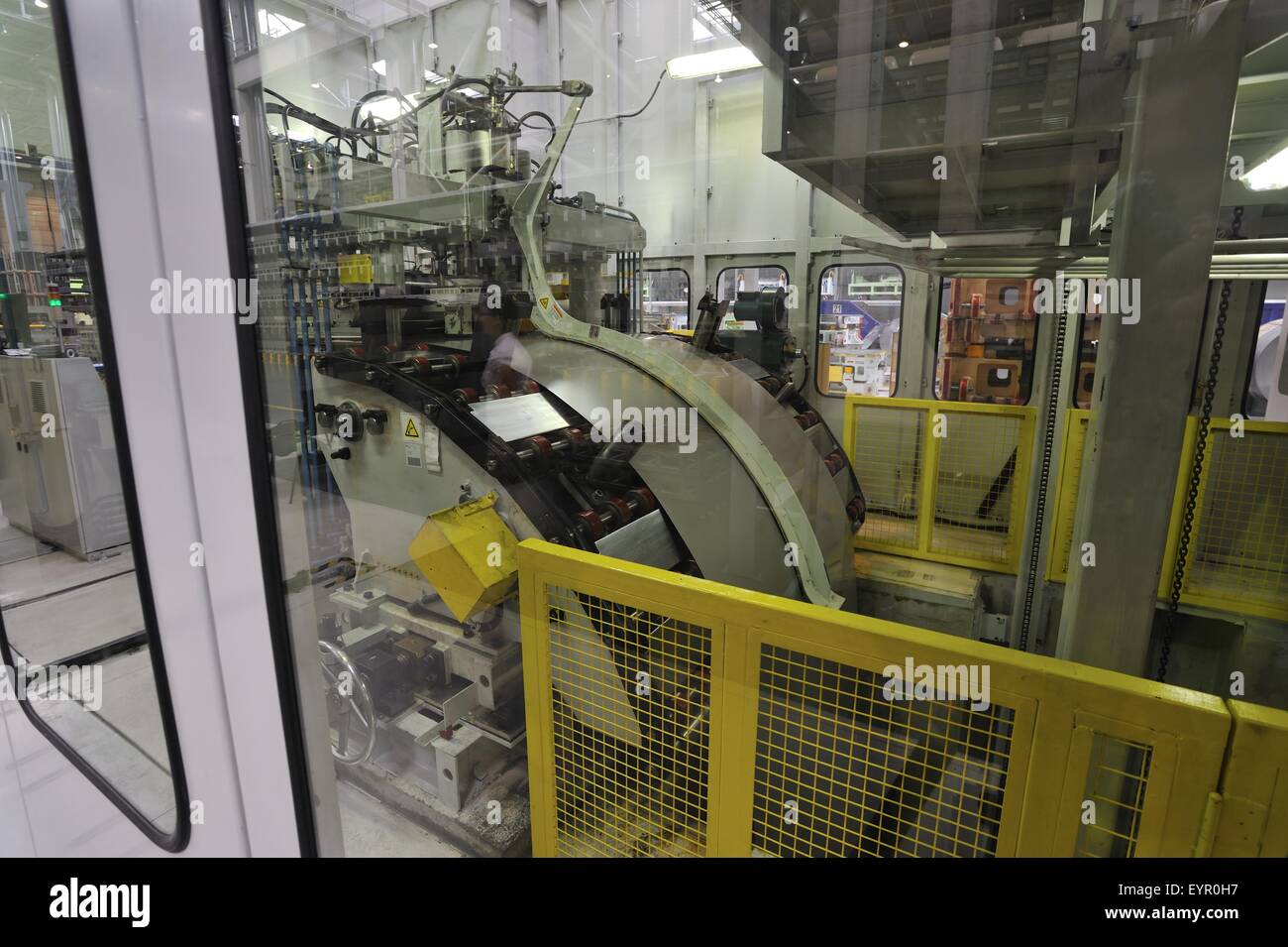 All'interno di una moderna fabbrica di automobili e veicoli e parti si muovono attraverso il processo di produzione Foto Stock