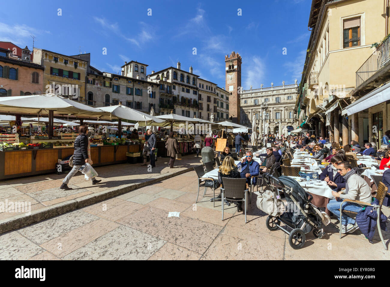 L'Italia, Veneto, Verona, Piazza delle Erbe Foto Stock