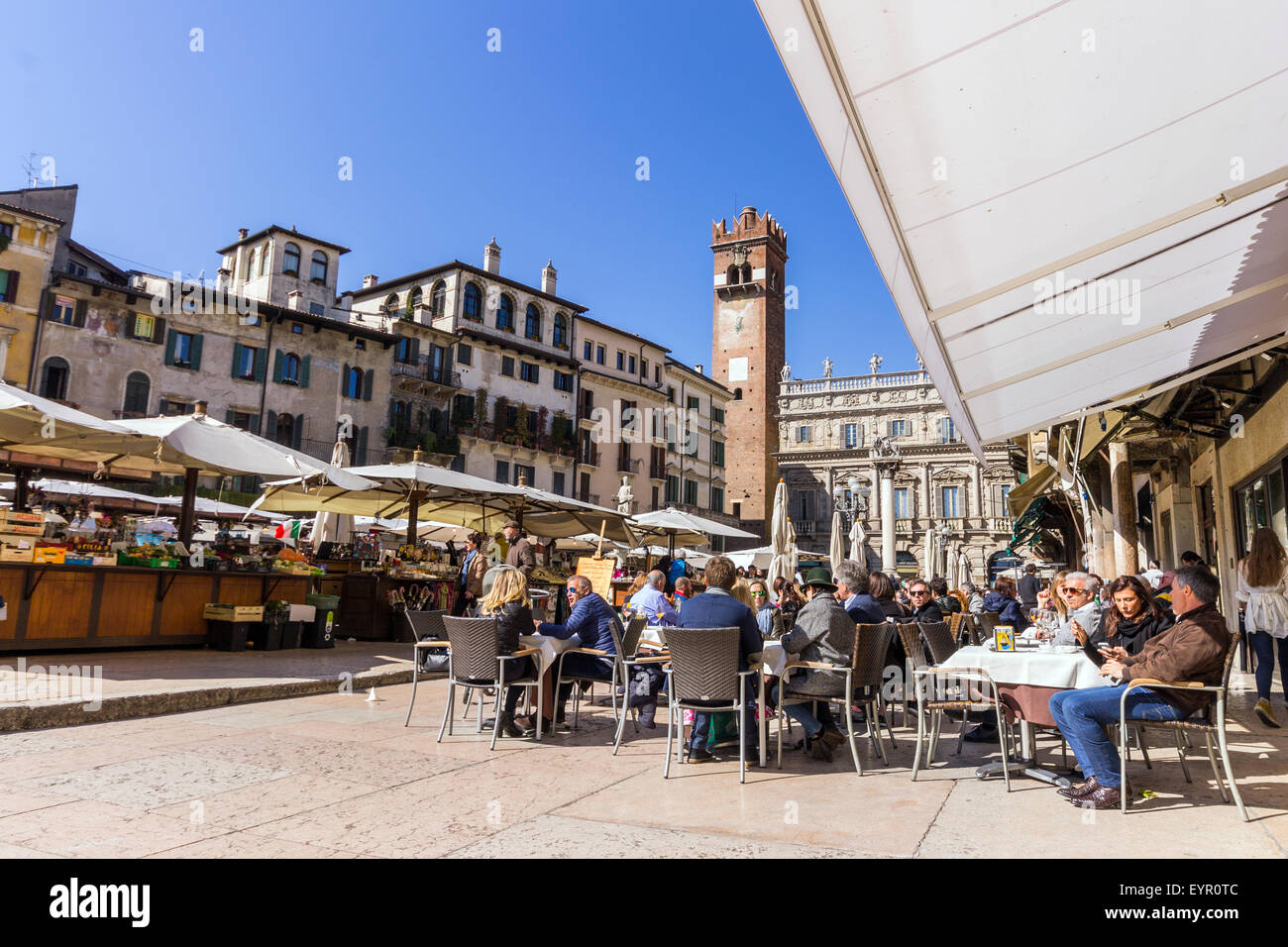 L'Italia, Veneto, Verona, Piazza delle Erbe Foto Stock