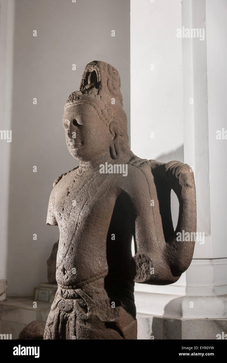 Bodhisattva Avalokiteshvara scultura del periodo Srivijaya è fotografata presso il Museo Nazionale dell'Indonesia a Giacarta, Indonesia. Foto Stock