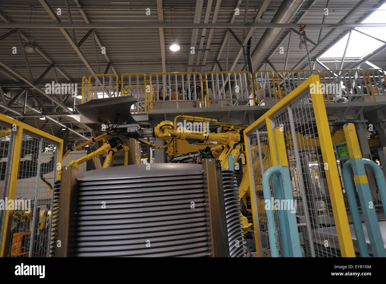 All'interno di una moderna fabbrica di automobili e veicoli e parti si muovono attraverso il processo di produzione, una pila di pannelli del corpo e il robot Foto Stock