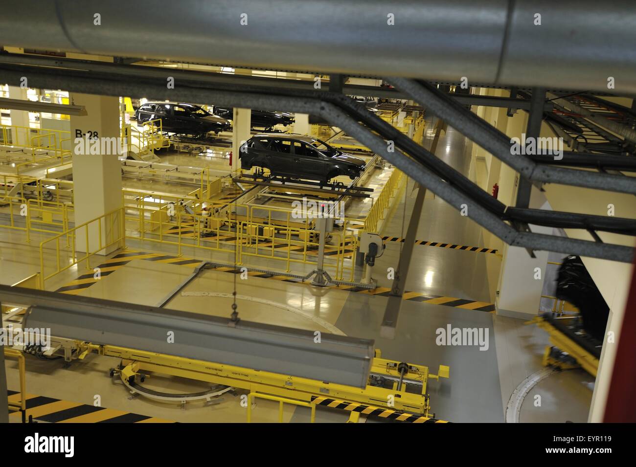 All'interno di una moderna fabbrica di automobili e veicoli e parti si muovono attraverso il processo di produzione Foto Stock