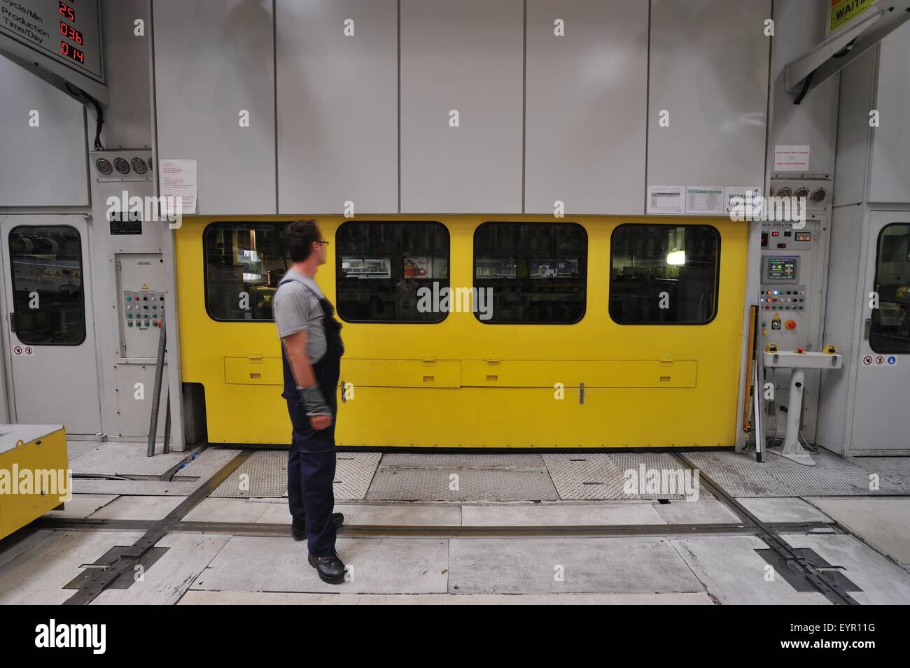 All'interno di una moderna fabbrica di automobili e veicoli e parti si muovono attraverso il processo di produzione Foto Stock