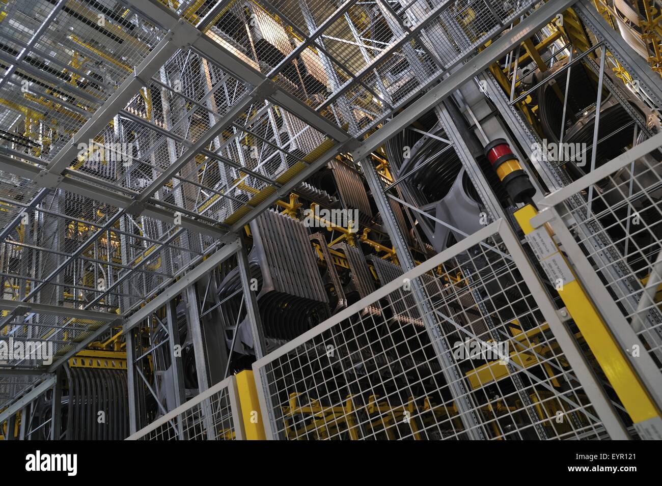 All'interno di una moderna fabbrica di automobili e veicoli e parti si muovono attraverso il processo di produzione, vasto rack di stoccaggio di parte Foto Stock