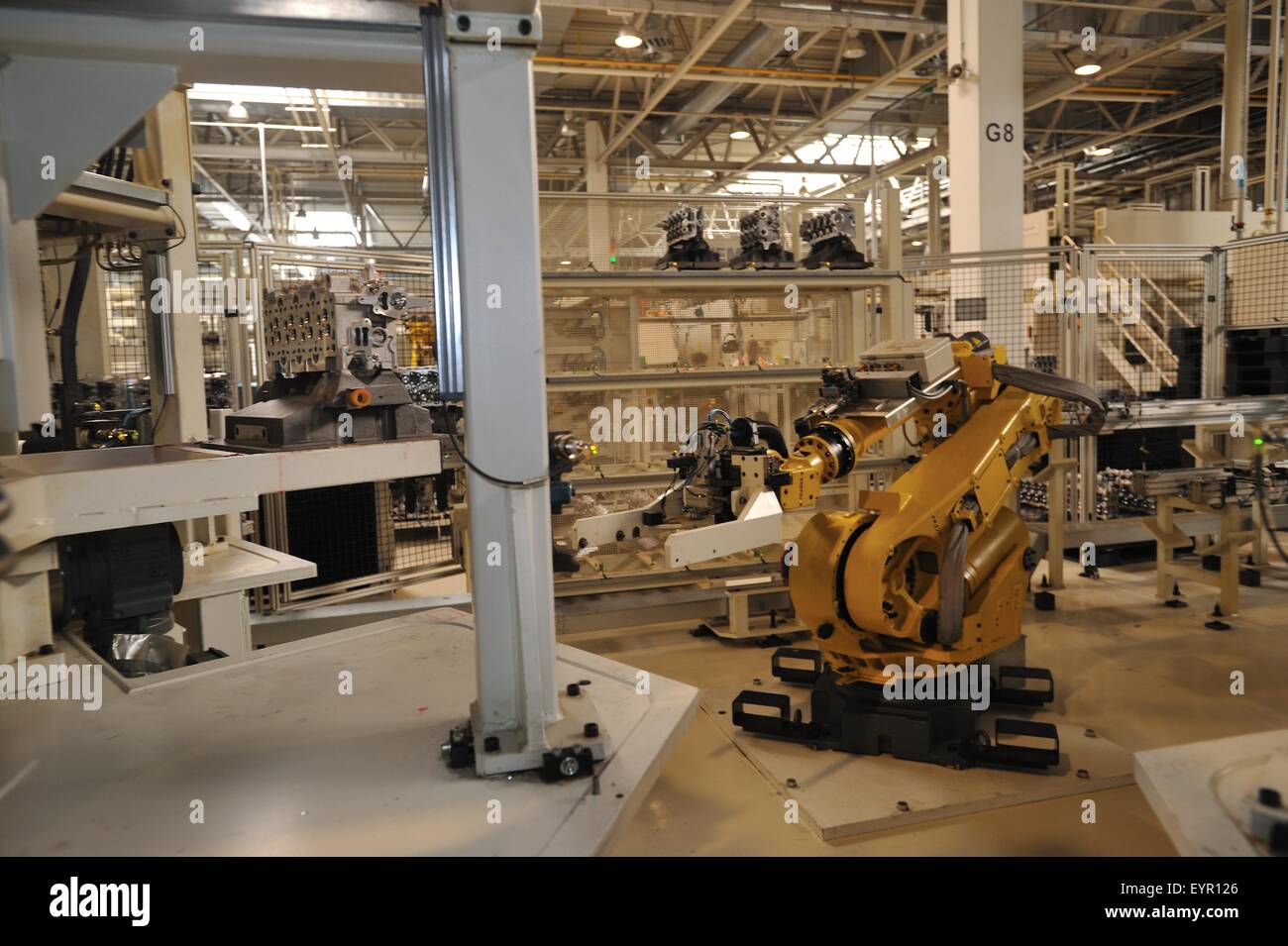 All'interno di una moderna fabbrica di automobili e veicoli e parti si muovono attraverso il processo di produzione, robot nel motore zona di assemblaggio Foto Stock