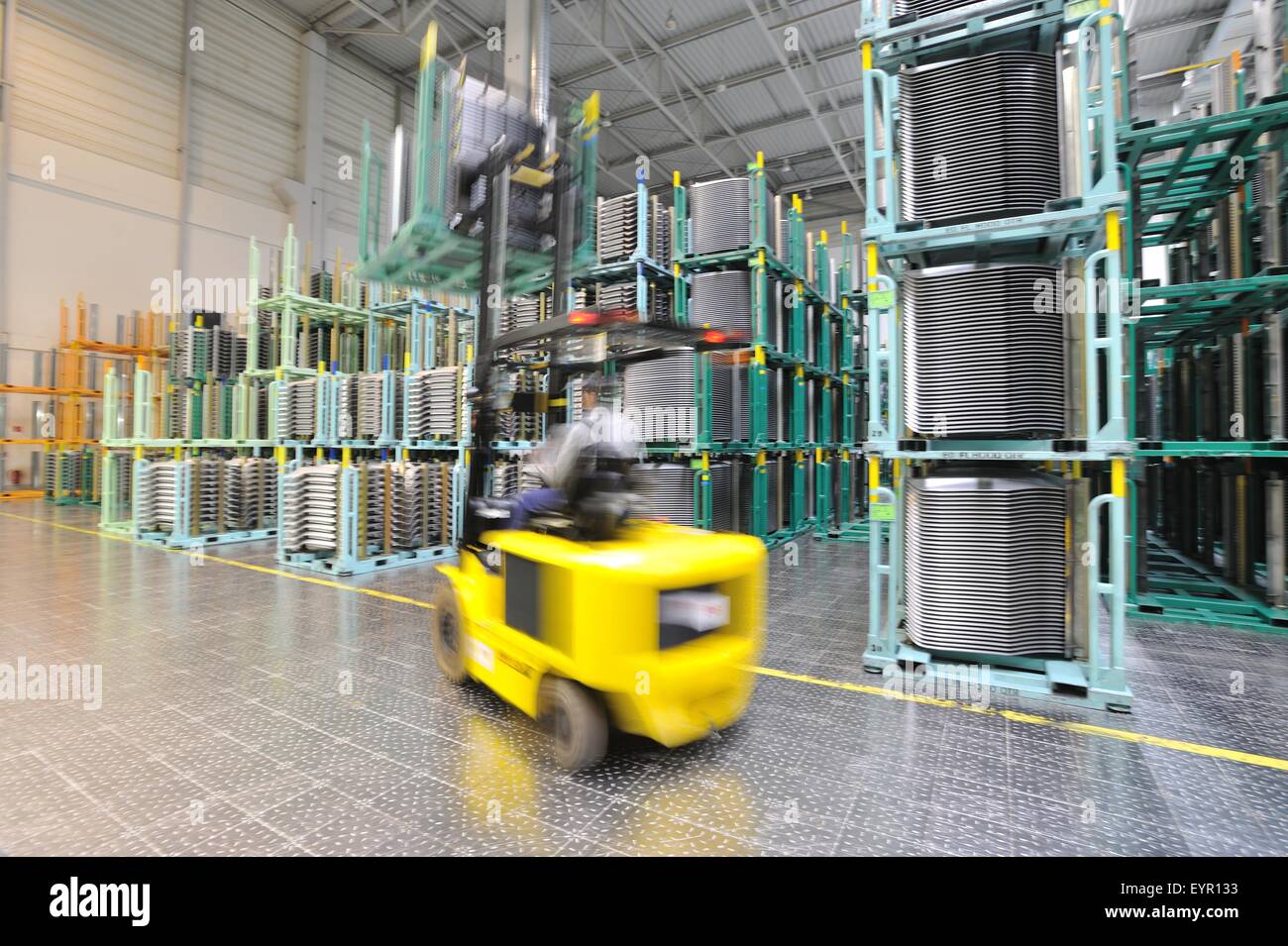 All'interno di una moderna fabbrica di automobili e veicoli e parti si muovono attraverso il processo di produzione, carrello elevatore cassonetti di raccolta dei pezzi Foto Stock