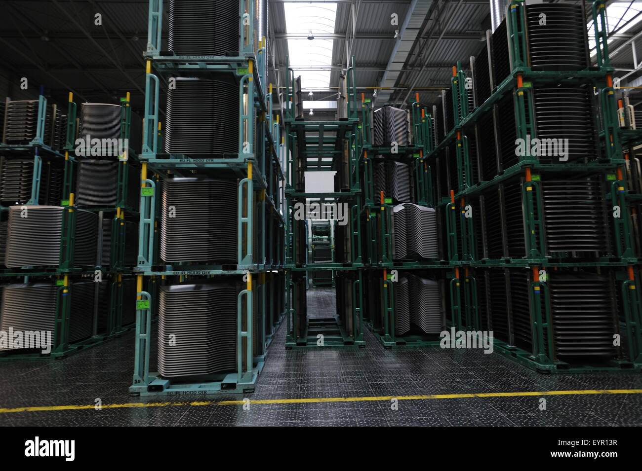 All'interno di una moderna fabbrica di automobili e veicoli e parti si muovono attraverso il processo di produzione, rack di premuto parti del corpo Foto Stock