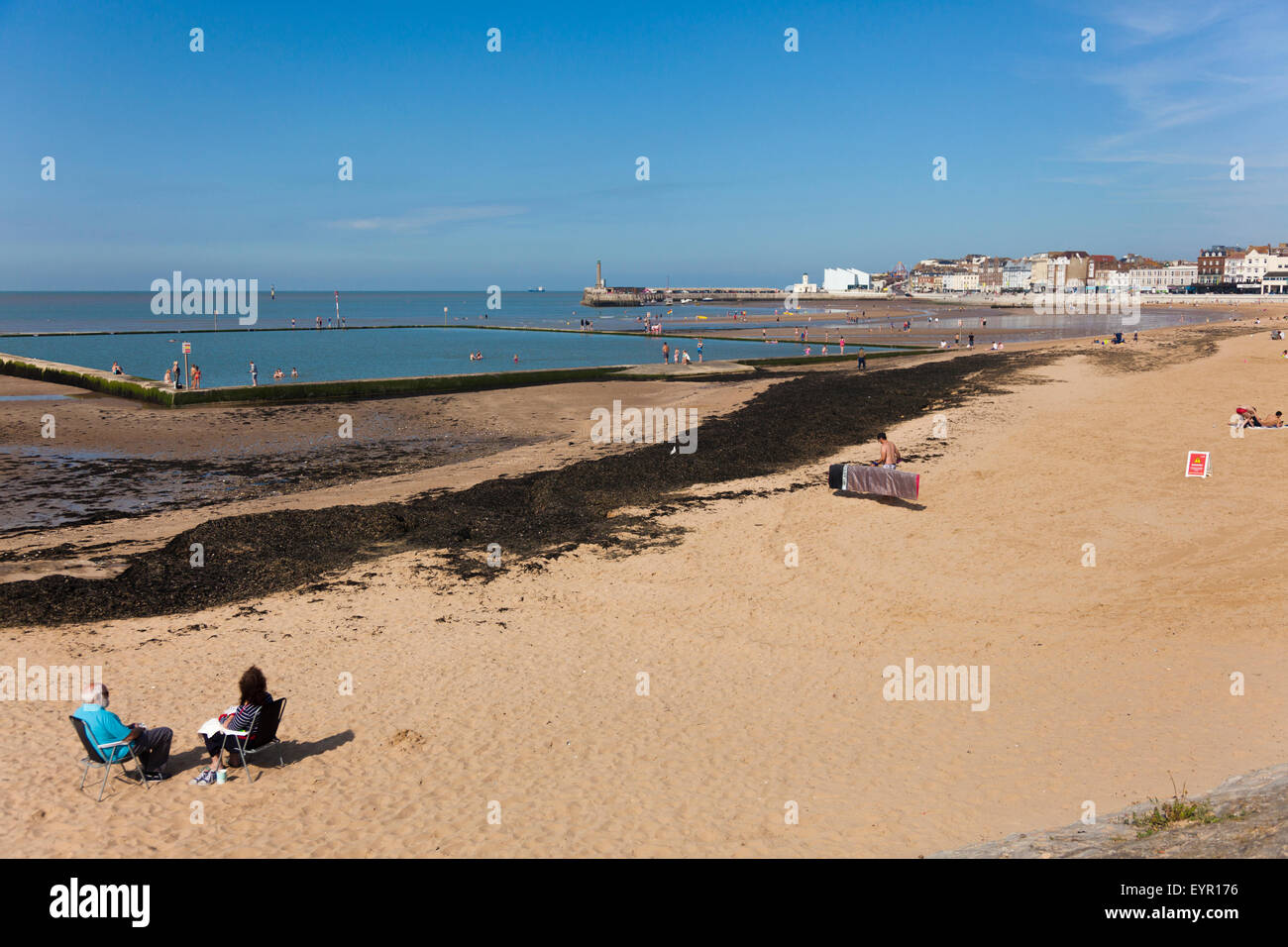 Spiaggia cittadina e la parete del porto, Margate, Kent, Regno Unito Foto Stock