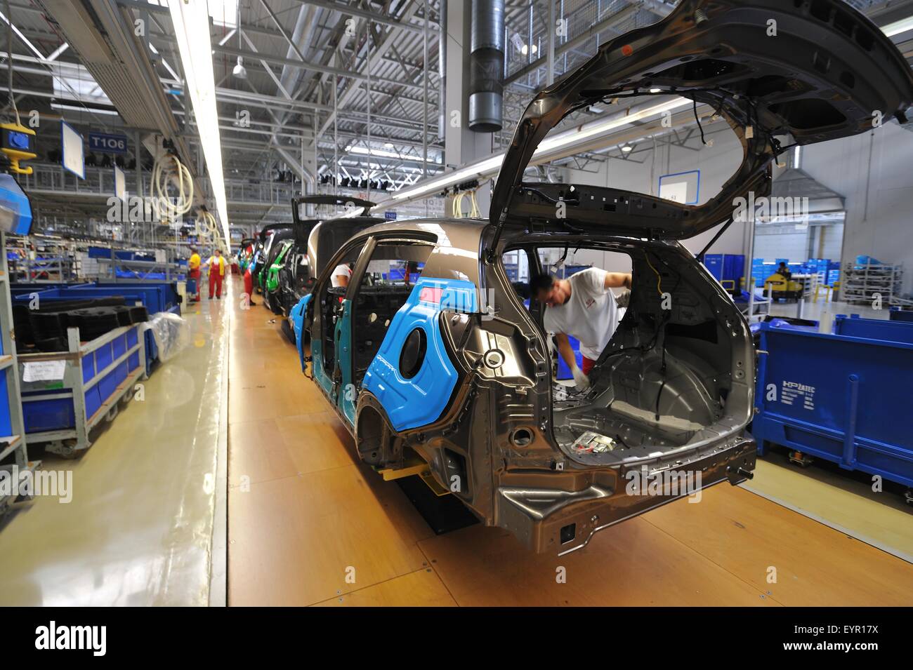 All'interno di una moderna fabbrica di automobili e veicoli e parti si muovono attraverso il processo di produzione, corpo dipinto gusci sul trasportatore in movimento Foto Stock