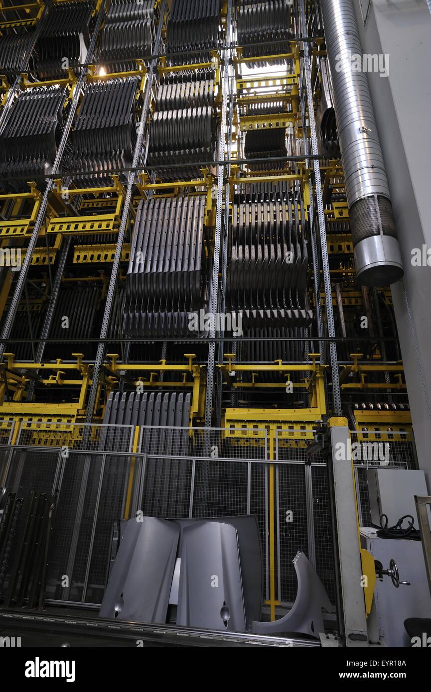 All'interno di una moderna fabbrica di automobili e veicoli e parti si muovono attraverso il processo di produzione, rack di pannelli del corpo Foto Stock