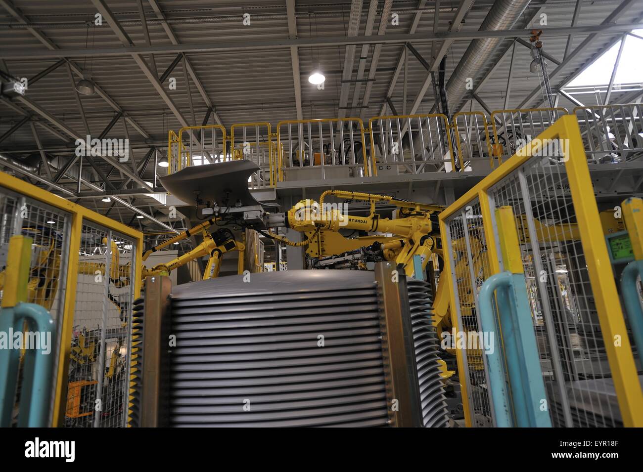 All'interno di una moderna fabbrica di automobili e veicoli e parti si muovono attraverso il processo di produzione, la pila di premuto i pannelli della carrozzeria (cofani) Foto Stock