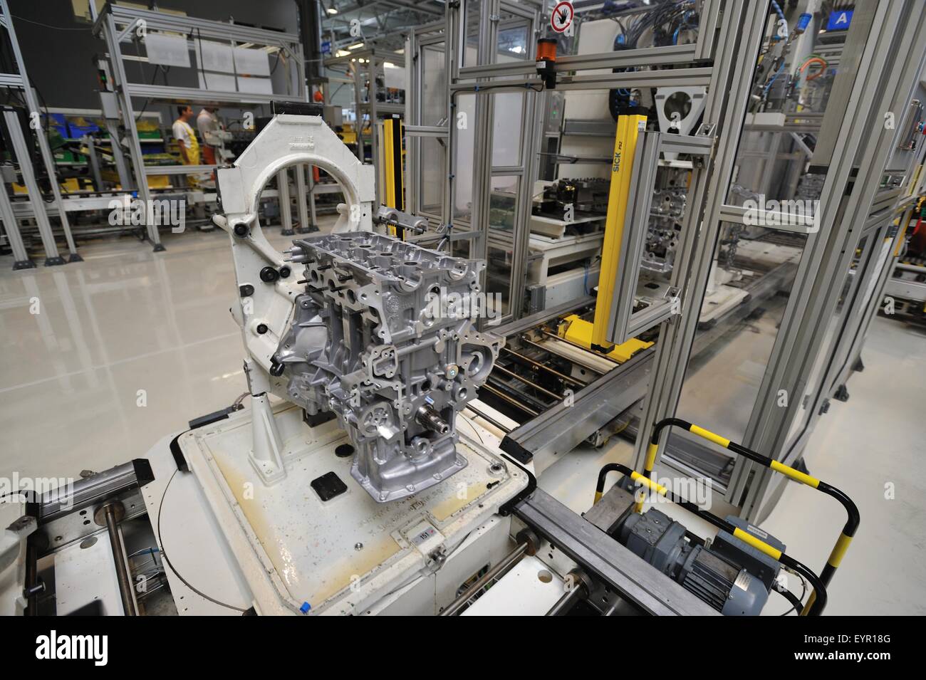 All'interno di una moderna fabbrica di automobili e veicoli e parti si muovono attraverso il processo di produzione, parte motore costruito Foto Stock