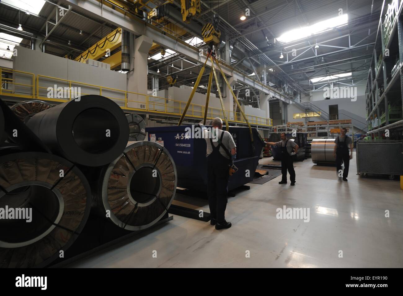 All'interno di una moderna fabbrica di automobili e veicoli e parti si muovono attraverso il processo di produzione, giant rotoli di acciaio all'inizio Foto Stock