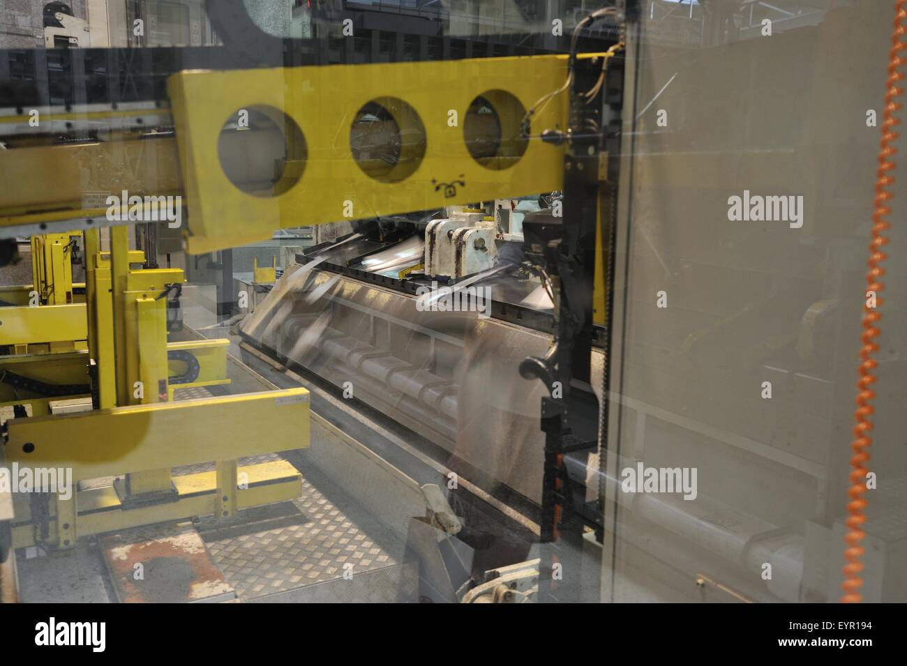 All'interno di una moderna fabbrica di automobili e veicoli e parti si muovono attraverso il processo di produzione, un timbro tagli fuori di parti in lamiera di acciaio Foto Stock